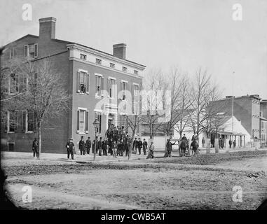 La guerra civile, impiegati di fronte all ufficio del Commissario Generale dei prigionieri, F Street a 20th, Washington DC, fotografia, 1865. Foto Stock