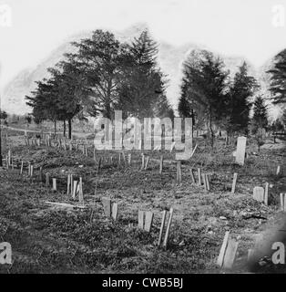 La guerra civile, tombe di soldati confederati nel cimitero di Hollywood, con marker per lavagna, Richmond, Virginia, fotografia, 1865. Foto Stock