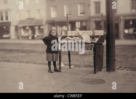 Il lavoro minorile, bambina, apparentemente 6 anni ma non sapevo il suo nome o età, tendendo stand a Washington e la terza strada, Foto Stock