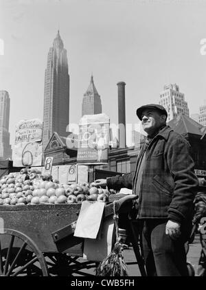 La città di New York, spingere il carrello fornitore di frutta al Fulton Fish market, fotografia di Gordon parchi, Maggio 1943 Foto Stock