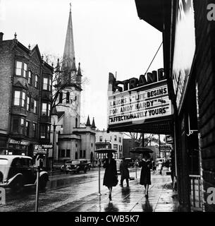 Main Street. Il rettangolo di selezione di The Strand theatre, che mostra la vita inizia per Hardy, Amsterdam, New York, fotografia di John Collier, Foto Stock