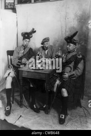 Due uomini che indossano kilts e uomo di fumare un sigaro, seduto al tavolino a bere Sandy MacDonald scotch, fotografia, 1913 Foto Stock