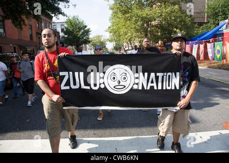 I partecipanti all'annuale Universal Hip Hop Parade di Bedford Stuyvesant quartiere di Brooklyn, NY Foto Stock