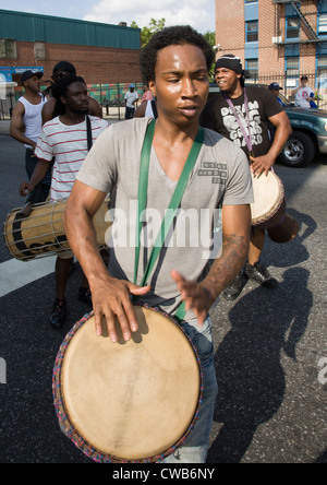 I partecipanti all'annuale Universal Hip Hop Parade di Bedford Stuyvesant quartiere di Brooklyn, NY Foto Stock