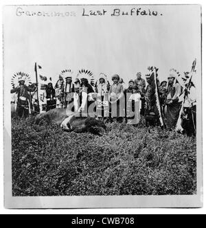 Geronimo's ultimo buffalo. Geronimo in piedi sopra morti di Buffalo, nativo per uomini e ragazzi in abito cerimoniale dietro di lui, Foto Stock