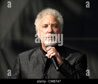 Sir Tom Jones svolge V Festival il 19/08/2012 a Hylands Park, Chelmsford. Persone nella foto: Sir Tom Jones. Foto di Julie Edwards Foto Stock