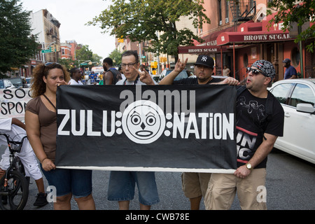 I partecipanti all'annuale Universal Hip Hop Parade di Bedford Stuyvesant quartiere di Brooklyn, NY Foto Stock