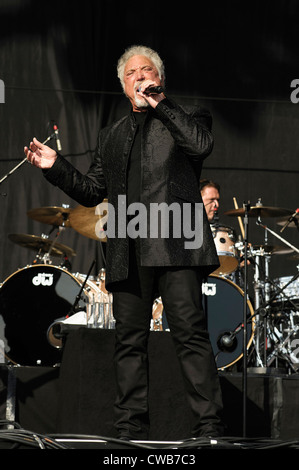 Sir Tom Jones svolge V Festival il 19/08/2012 a Hylands Park, Chelmsford. Persone nella foto: Sir Tom Jones. Foto di Julie Edwards Foto Stock