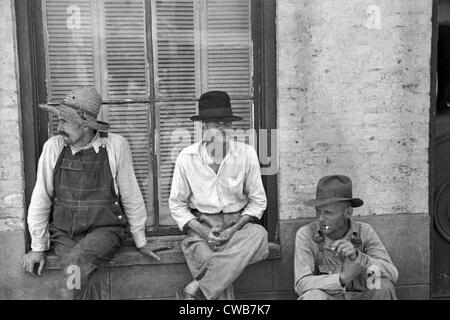 Frank Tengle, Bud i campi e Floyd Burroughs, cotone mezzadri. Hale County, Alabama. Pubblicato nel libro "Vediamo ora Foto Stock