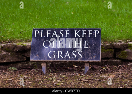 Si prega di mantenere spento il segno d'erba. Foto Stock