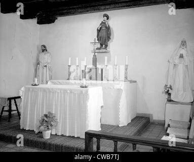 La missione di San Francisco de la espada, altare con crocifisso e statue di Gesù, San Francesco d Assisi e la Vergine Maria. San Foto Stock