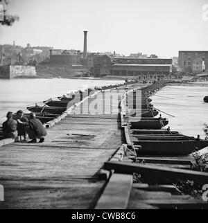 La guerra civile. Pontoon ponte attraverso il fiume James. Pietroburgo, Virginia. 1860s Foto Stock