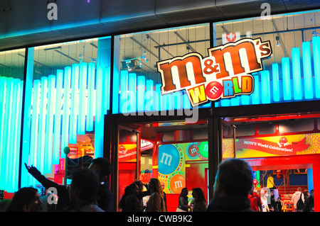 La facciata della M&M store centro di Londra di notte Foto Stock