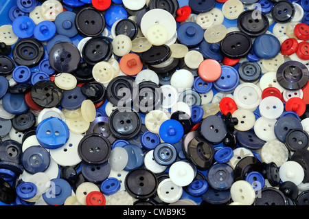 Close up di vestiti colorati pulsanti Foto Stock
