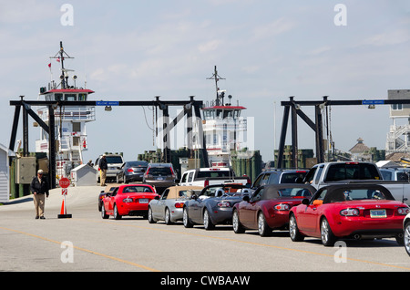 La linea di automobili in attesa di Hatteras traghetto per Ocracoke Island sulla North Carolina Outer Banks Foto Stock