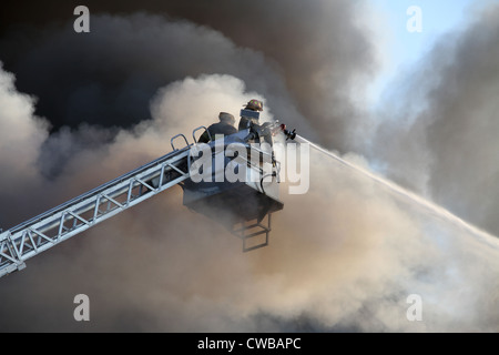 Highland Park Fire Department piattaforma aerea versando acqua su vacante edificio commerciale fire Highland Park, MI, Stati Uniti d'America Foto Stock