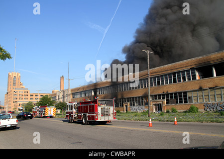 Più allarmi incendio in vacante edificio commerciale Highland Park, Michigan STATI UNITI Foto Stock