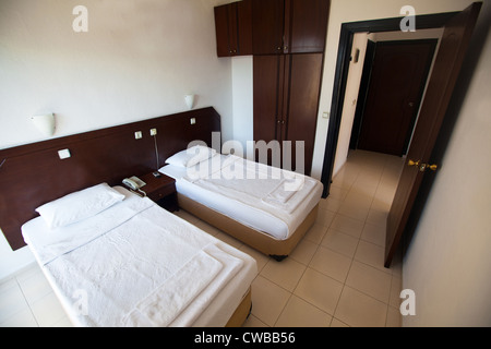 Interno di un motel poco costoso con due letti Foto Stock