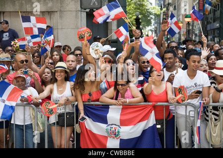 Dominican Newyorkesi venuto fuori in grandi numeri per guardare il domenicano parata del giorno lungo Ave.delle Americhe nella città di New York Foto Stock