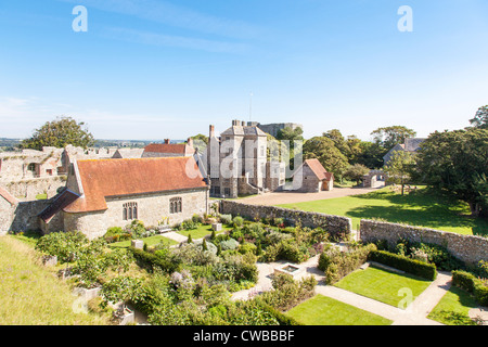 IoW sightseeing: vista di iconico Carisbrooke Castle, Isle of Wight, Inghilterra, Regno Unito con la principessa Beatrice i giardini e la chiesa di San Nicola a Castro Foto Stock