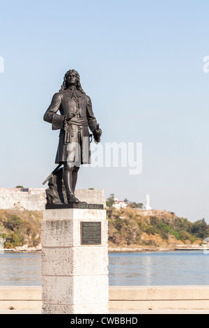 Statua di Pierre Le Moyne D'Iberville sul Malecon da Havana Harbour, l'Avana, Cuba. Foto Stock