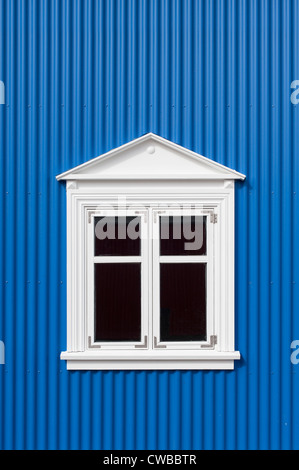 Nuovo Blu parete corrugata con una finestra bianca Foto Stock