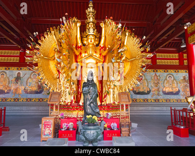 International tempio buddista in Richmond, British Columbia, Canada. Mille-armati Guan Yin statua in sette Buddha Padiglione. Foto Stock