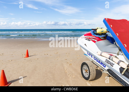 Bagnino di salvataggio attrezzature di salvataggio presso il pronto a Maroochydore Beach, Sunshine Coast, Queensland, Australia Foto Stock