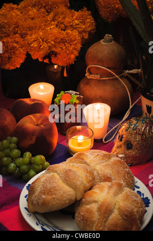 Il giorno dei morti offrendo altare (Dia de Muertos) Foto Stock