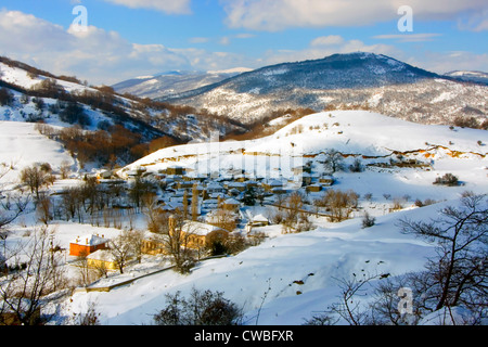 Vista di un villaggio di neve a Kastoria Macedonia occidentale Grecia (Europa) Foto Stock
