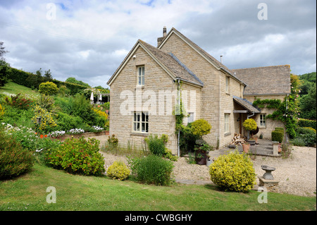 Un moderno staccato casa costruita in pietra di Cotswold England Regno Unito Foto Stock