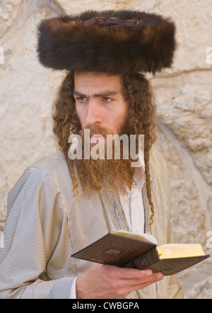 Ebrea ortodossa uomo prega al muro occidentale durante la Pasqua ebraica Foto Stock