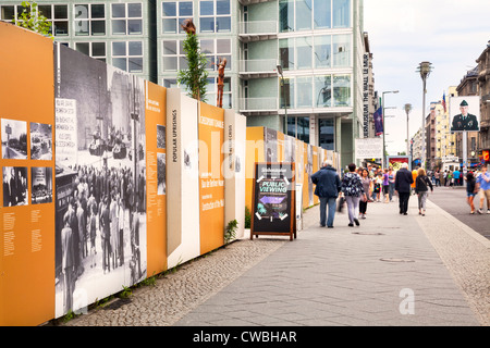 Friedrichstrasse approccio al Checkpoint Charlie, Berlin, Germania Foto Stock