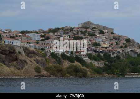 Una vista di molivos(chiamato anche Mythimna), un villaggio sull'isola greca di Lesbo. Foto Stock