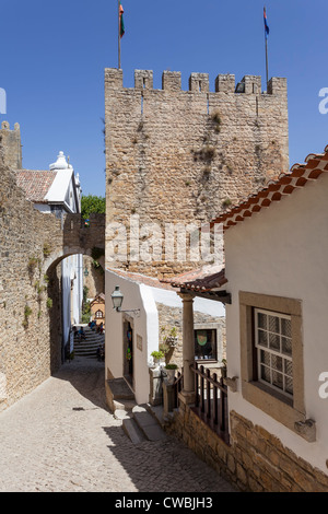 Albarrã Tower (Torre Albarrã), il castello di fortificazioni e tipica strada di Obidos, Portogallo. Foto Stock
