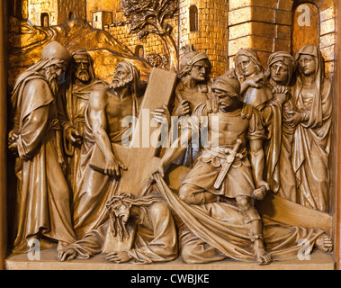 Bruxelles - 24 giugno: caduta di Gesù sotto la croce. Sollievo dalla croce in modo Saint Antoine chiesa il 24 giugno 2012 a Bruxelles. Foto Stock