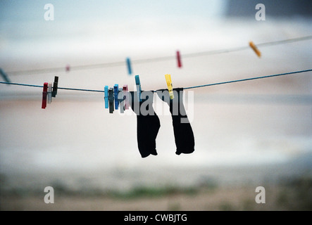 Calza un pescatore per la linea di abbigliamento su una spiaggia, Mangalia, Romania Foto Stock