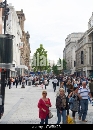 Cercando in Church Street in zona shopping Liverpool Regno Unito Foto Stock