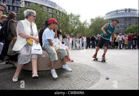 Berlin am Kurfuerstendamm artisti di strada Foto Stock