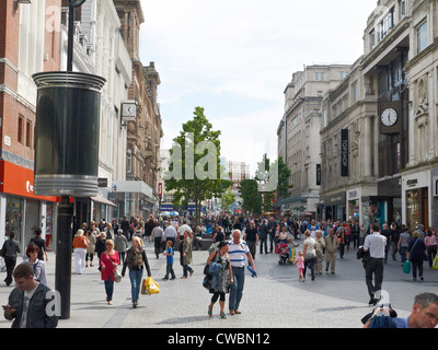 Cercando in Church Street in zona shopping Liverpool Regno Unito Foto Stock