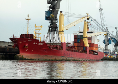 Costiera alimentatore e navi portacontainer a fianco la banchina del porto di Rotterdam Foto Stock