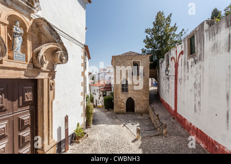 Sinagoga medievale (retro) e la chiesa della Misericordia Portal (XVI secolo - Rinascimento/Manierismo) in Óbidos, Portogallo. Foto Stock