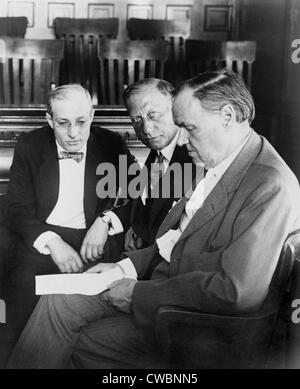 Clarence Darrow (1857-1938), famoso avvocato di assassini e lasciato wingers, conferisce con i compagni di avvocati della difesa in Leopold-Loeb Foto Stock