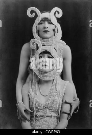 Il Dolly Sorelle, un tandem team ballo famoso nel 1910s e 1920s, indossando costumi fatti di perle. E Roszika Yansci, Foto Stock