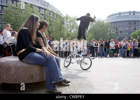 Berlin am Kurfuerstendamm artisti di strada Foto Stock