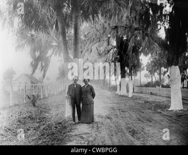 Booker T. Washington con i compagni di educatore, Nannie H. Burroughs (1879-1961) a Daytona, Florida, ca. 1910. Burroughs fondò la Foto Stock