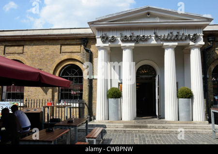 L'edificio Ledger pub al West India Quay, Docklands di Londra, Regno Unito Foto Stock