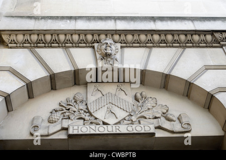 Venerabile compagnia di falegnami City of London livrea azienda stemma e motto, Throgmorton Ave, London, Regno Unito Foto Stock