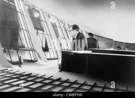 Eero Saarinen (1910-1961), architetto di finitura, in piedi all'interno del modello di Dulles Airport Terminal. 1958. Foto Stock
