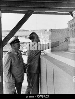 Albert Speer (1905-1981), Adolf Hitler architetto favorito, sottolineando i dettagli di un modello architetturale per Reichsmarschall Foto Stock